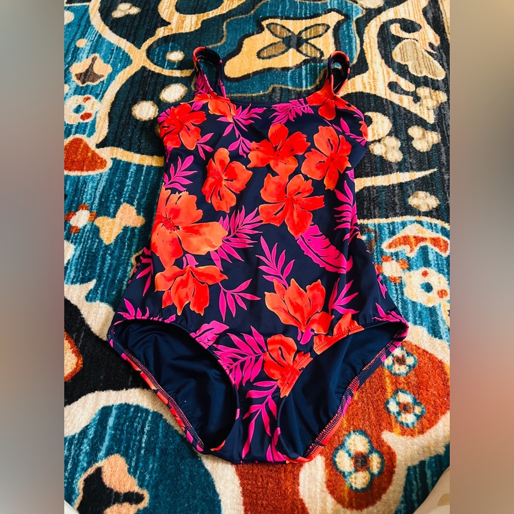 Lands' End Women's Sporty One Piece Swimsuit,6, NWOT